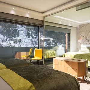 The Mirror & Luxury Appartement